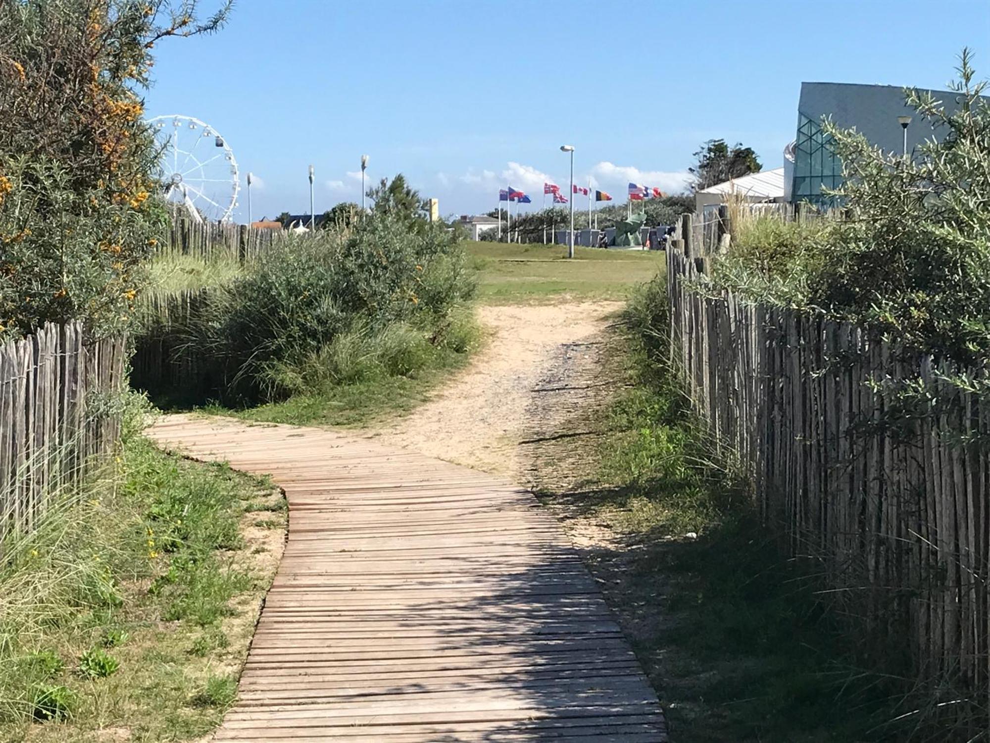 Bleu Sale - F2 Courseulles Avec Balcon Courseulles-sur-Mer Exterior foto