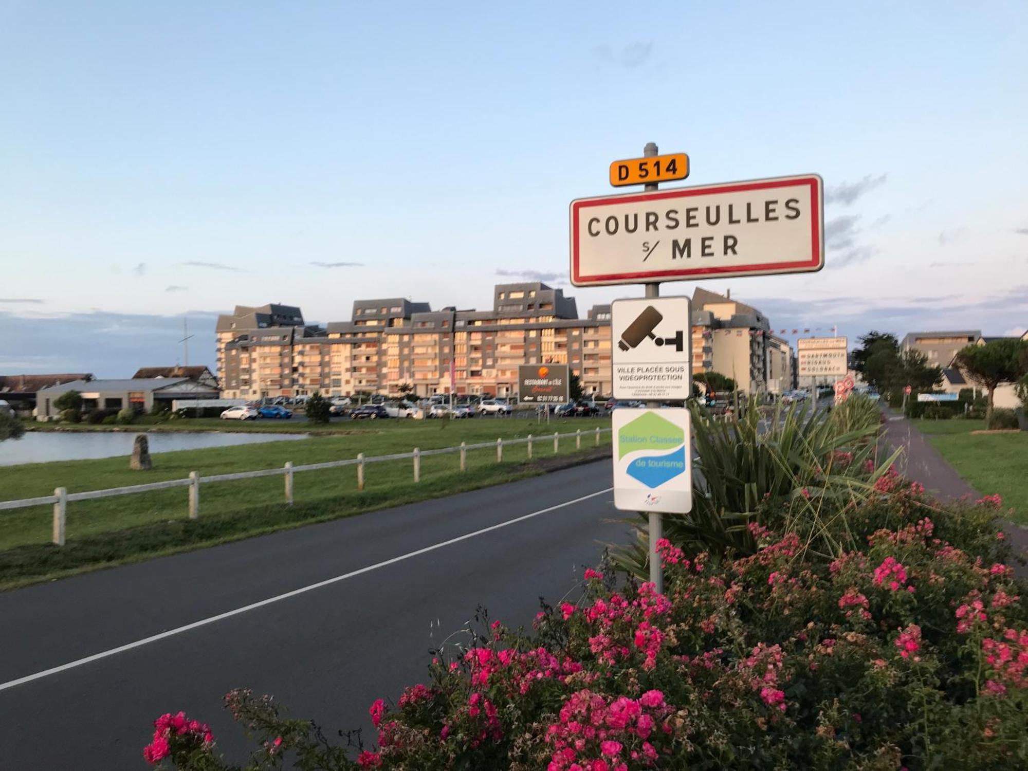 Bleu Sale - F2 Courseulles Avec Balcon Courseulles-sur-Mer Exterior foto